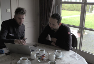 Bjo%cc%88rn bulcke adviseert het pensbestendig vet van megalac op melkveebedrijf pluym listing